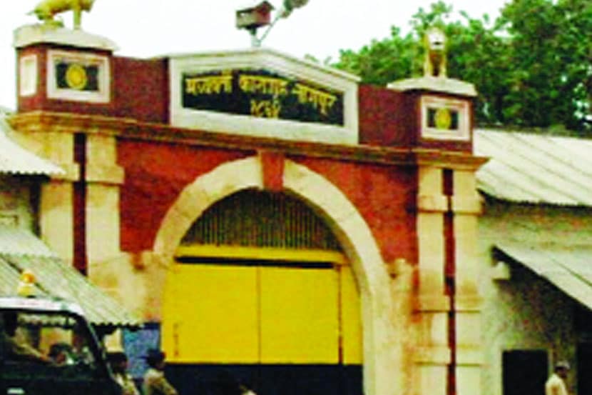 काही महिन्यांपूर्वी नागपूर मध्यवर्ती कारागृहात सर्रासपणे चरस, गांजा मिळत असल्याचे अनेक वृत्त प्रसिद्ध होते.