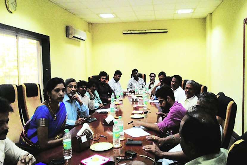 आम्ही अन्य राज्यांत उद्योग स्थलांतरित करू असा इशारा या उद्योजकांनी दिला आहे. आम्ही अन्य राज्यांत उद्योग स्थलांतरित करू असा इशारा या उद्योजकांनी दिला आहे.