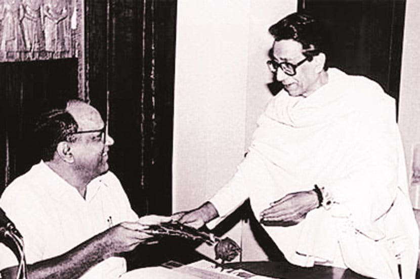 हा होता विमानाचा प्रवास; तोही बहुतेकांचा पहिलाच. एक बरं झालं होतं की सगळ्यांचे पासपोर्ट काढून तयार होते. हा होता विमानाचा प्रवास; तोही बहुतेकांचा पहिलाच. एक बरं झालं होतं की सगळ्यांचे पासपोर्ट काढून तयार होते.