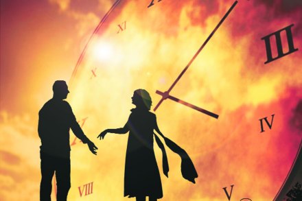 वाफाळलेल्या कॉफीचा मग हातात घेऊन बाल्कनीतल्या झोक्यात येऊन बसले. उठल्यानंतरची पहिली कॉफी बाल्कनीत बसून घ्यायला आवडतं मला. 