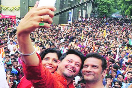 तलावपाळी परिसरामध्ये अवतरणाऱ्या या तरुणाईसाठी काही लोकप्रतिनिधींनी गायनाच्या कार्यक्रमाचे आयोजन केले होते. 