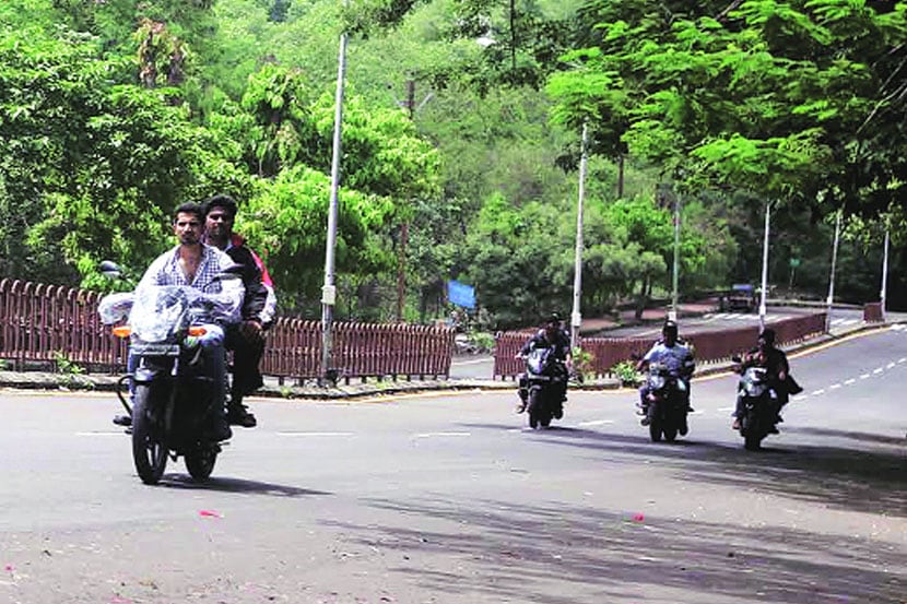 सोमवारी रात्री अशाच एका भरधाव दुचाकीच्या धडकेत या परिसरात फेरफटका मारण्यासाठी आलेल्या दाम्पत्याला दुखापत झाली.