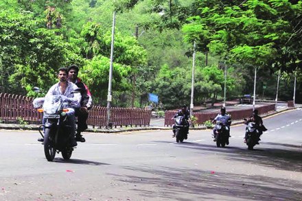 सोमवारी रात्री अशाच एका भरधाव दुचाकीच्या धडकेत या परिसरात फेरफटका मारण्यासाठी आलेल्या दाम्पत्याला दुखापत झाली.