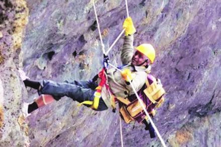 गडाची ओळख असलेल्या या कोकणकडय़ावरच मुंबईच्या ‘हायटेक अ‍ॅडव्हेंचर्स’तर्फे येत्या डिसेंबर महिन्यात एका साहसाचे आयोजन केले आहे. 