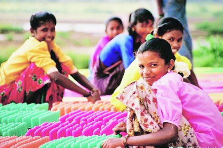 फुगेनिर्मितीचे अनेक कारखाने गुजरातमधील उमरगाव येथे स्थलांतर करत आहेत.  फुगेनिर्मितीचे अनेक कारखाने गुजरातमधील उमरगाव येथे स्थलांतर करत आहेत.