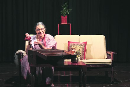 गोष्टीतल्या आजीबाईंनाही हीच भीती घेरून राहिलीय. आपण पैशांच्या ढिगाऱ्याखाली गाडले जातो गोष्टीतल्या आजीबाईंनाही हीच भीती घेरून राहिलीय. आपण पैशांच्या ढिगाऱ्याखाली गाडले जातो