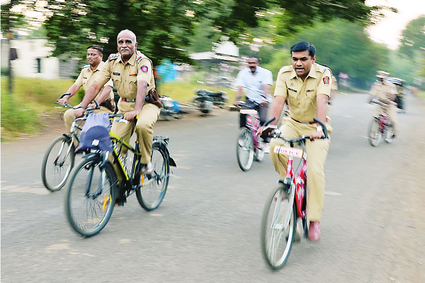 पोलिसांची जनमानसातील प्रतिमा सुधारावी यासाठी शहर पोलिसांनी विविध उपक्रमांच्या माध्यमातून आपला जनसंपर्क वाढविण्यास सुरुवात केली आहे. पोलिसांची जनमानसातील प्रतिमा सुधारावी यासाठी शहर पोलिसांनी विविध उपक्रमांच्या माध्यमातून आपला जनसंपर्क वाढविण्यास सुरुवात केली आहे.