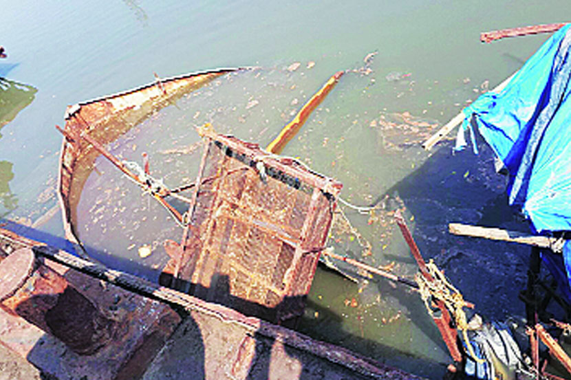खारघर खाडीमध्ये वाळूने भरलेली एक बोट चिखलामध्ये अडकल्याची माहिती साहाय्यक आयुक्त सूर्यवंशी यांनी मंगळवारी मिळाली. पोलिसांना पाहून कामगारांनी खाडीमधून पलायन केले. खारघर खाडीमध्ये वाळूने भरलेली एक बोट चिखलामध्ये अडकल्याची माहिती साहाय्यक आयुक्त सूर्यवंशी यांनी मंगळवारी मिळाली. पोलिसांना पाहून कामगारांनी खाडीमधून पलायन केले.