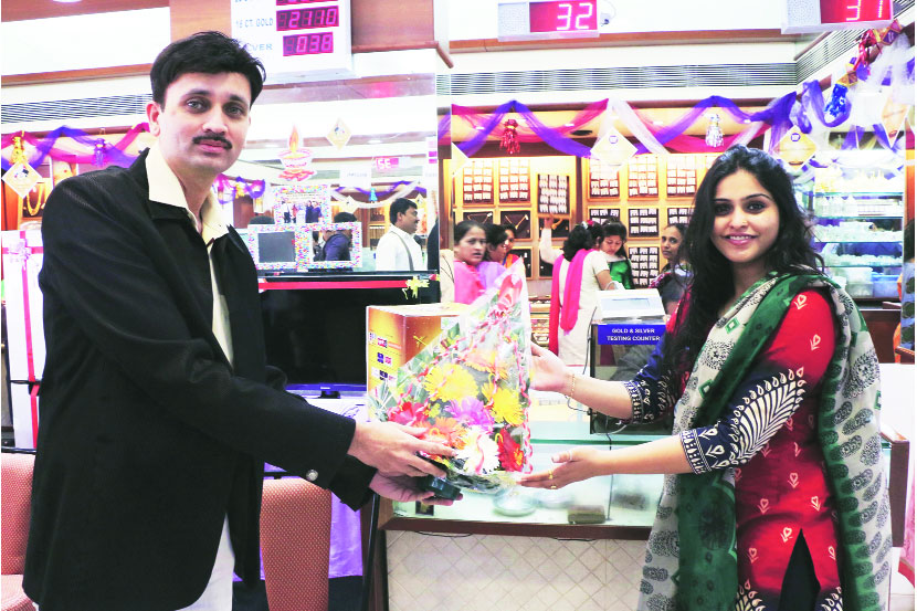 (‘वामन हरी पेठे ज्वेलर्स’चे विश्वनाथ पेठे यांनी 
सुरभीचे पुष्पुगच्छ देऊन स्वागत केले.