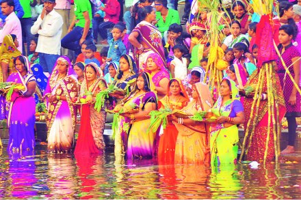 छठपूजेसाठी गोदा काठावर उत्तर भारतीय भाविकांची झालेली गर्दी.
