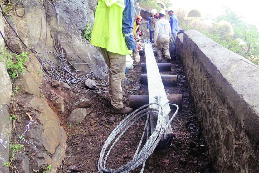सप्तशृंग गडाच्या इतर भागात दरडी रोखण्यासाठी काही दिवसांपूर्वी अशा पद्धतीने काम करण्यात आले सप्तशृंग गडाच्या इतर भागात दरडी रोखण्यासाठी काही दिवसांपूर्वी अशा पद्धतीने काम करण्यात आले