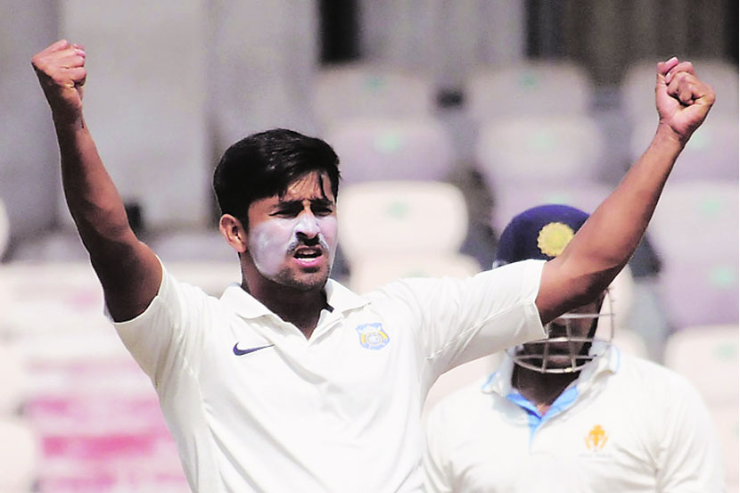 प्रत्युत्तरादाखल खेळताना स्वप्निल गुगळे आणि हर्षद खडीवाले यांनी ४३ धावांची संयमी सलामी दिली. प्रत्युत्तरादाखल खेळताना स्वप्निल गुगळे आणि हर्षद खडीवाले यांनी ४३ धावांची संयमी सलामी दिली.