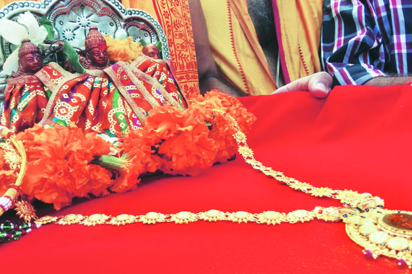 दागिन्यांना एकत्र करत राम, लक्ष्मण आणि सीता यांच्या मूर्तीसाठी हे दागिने घडविण्यात आले आहेत. दागिन्यांना एकत्र करत राम, लक्ष्मण आणि सीता यांच्या मूर्तीसाठी हे दागिने घडविण्यात आले आहेत.