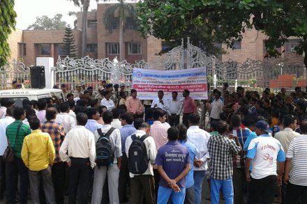 जेएनपीटी बंदरात काम करणाऱ्या कंत्राटी कामगारांच्या वेतनकराराला मुदतवाढ द्यावी व कामगारांच्या मागण्या मान्य कराव्यात यासाठी शुक्रवारी कंत्राटी कामगारांनी प्रशासन भवनावर मोर्चा काढला होता. 