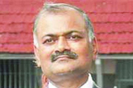  एक लाखाहून अधिक मोतिबिंदू शस्त्रक्रिया यशस्वीपणे पार पाडीत डॉ. लहाने यांनी जागतिक विक्रमाची नोंद केली आहे. 