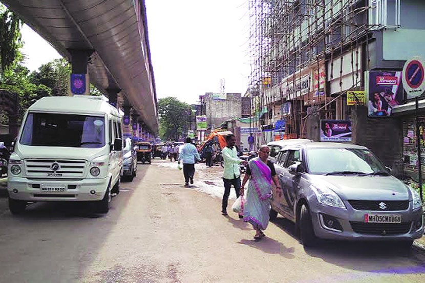 अंबरनाथ शहरातील महत्त्वाच्या तसेच अंतर्गत रस्त्यांवर चारचाकी वाहने उभी केल्यामुळे वाहतूक कोंडी होण्याच्या घटना वारंवार घडत असतात. 