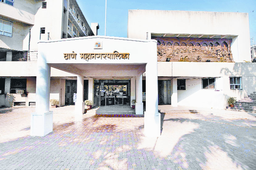 स्थानिक संस्था कराचे उत्पन्न घटल्याने राज्यातील विविध महापालिकांपुढे मोठय़ा प्रमाणावर आर्थिक पेच उभे राहिले आहेत. 