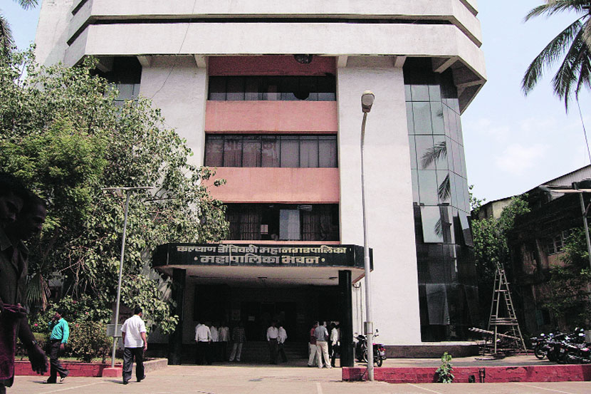 महापौरांच्या नावाने कोणतीही क्रीडा स्पर्धा असली की पहिली खर्चाची पावती तयार करून पालिकेच्या तिजोरीतून रक्कम काढली जात होती.