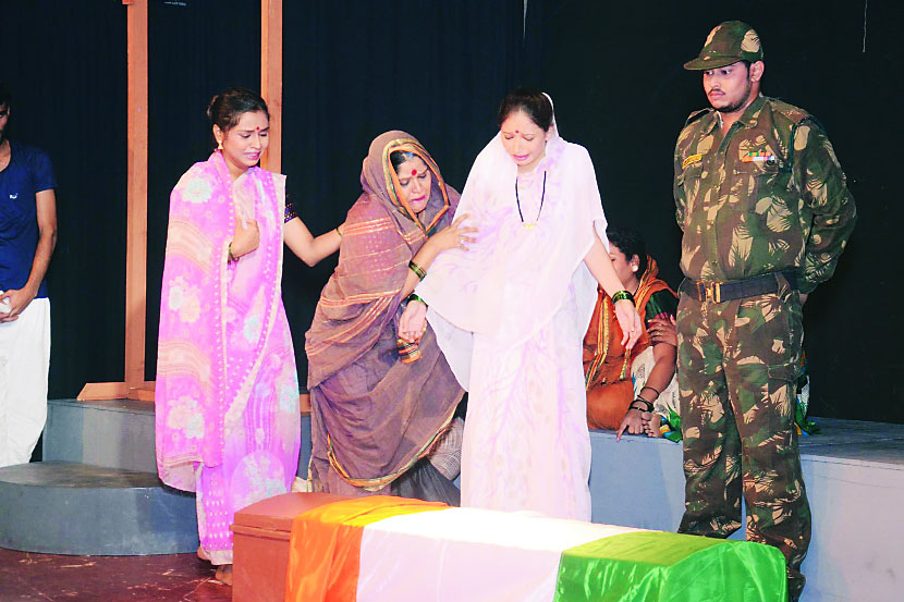 महादजी आपल्या पोटचा पोर असल्यानं त्याचे आई-वडील त्यावर आपला हक्क सांगतात. 