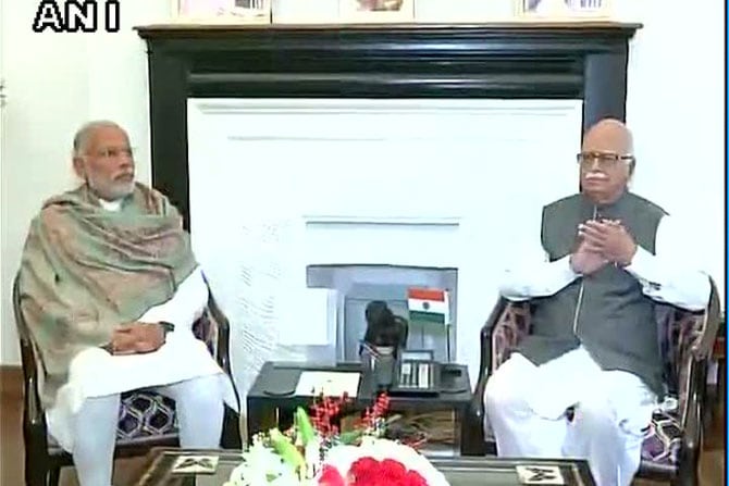 लालकृष्ण अडवाणी यांना वाढदिवसानिमित्त पंतप्रधान नरेंद्र मोदींनी आडवाणींच्या निवासस्थानी त्यांची भेट घेऊन त्यांना शुभेच्छा दिल्या. लालकृष्ण अडवाणी यांना वाढदिवसानिमित्त पंतप्रधान नरेंद्र मोदींनी आडवाणींच्या निवासस्थानी त्यांची भेट घेऊन त्यांना शुभेच्छा दिल्या.