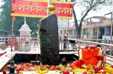शनी शिंगणापूरात चौथ-यावर चढून युवतीने घेतले शनी दर्शन