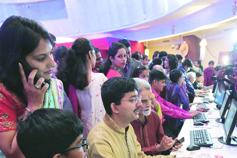 बुधवारी मुहूर्ताच्या व्यवहारासाठी सहपरिवार आलेल्या दलाल मंडळींची लगबग.