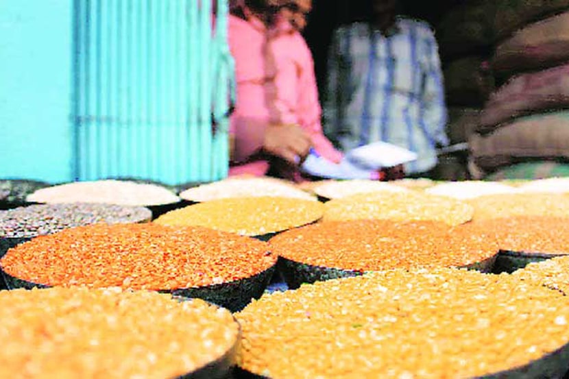 महाराष्ट्रात गेल्या वर्षी डाळीचे उत्पादन खूपच कमी झाले.