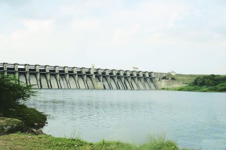 महाराष्ट्रात सध्या अनेक स्तरांवर अनेक प्रकारच्या जलसंघर्षांची संख्या व तीव्रता सातत्याने वाढताना दिसत आहे.