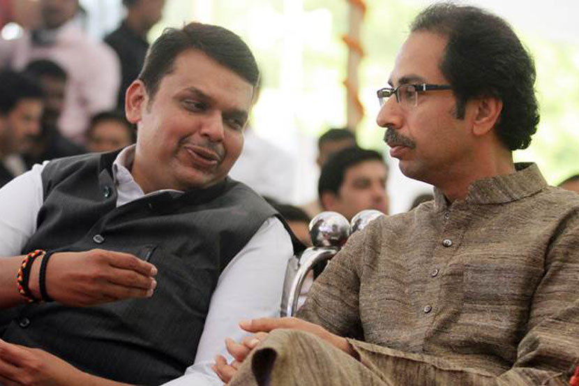 मुख्यमंत्री आणि शिवसेना पक्षप्रमुख यांचे हे छायाचित्र शपथविधीच्या वेळचे! मुख्यमंत्री आणि शिवसेना पक्षप्रमुख यांचे हे छायाचित्र शपथविधीच्या वेळचे!