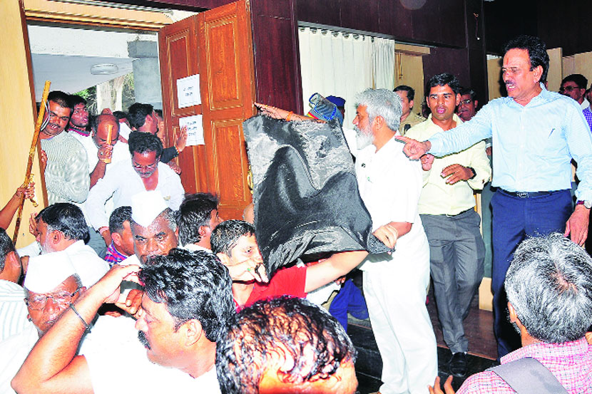 जलसंपदा मंत्र्यांसमोर आक्रमक झालेले सर्वपक्षीय पदाधिकारी व शेतकरी. (छाया : मयूर बारगजे)