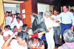 एकमेकांना पाण्यात पाहताना..