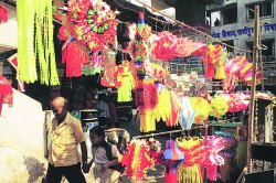 पारंपरिक कंदिलांपेक्षा नवतेचेच आकर्षण