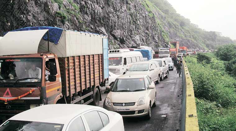 Mumbai Pune Express Highway,मुंबई-पुणे एक्स्प्रेस महामार्गावरील वाहतूक Mumbai Pune Express Highway,मुंबई-पुणे एक्स्प्रेस महामार्गावरील वाहतूक