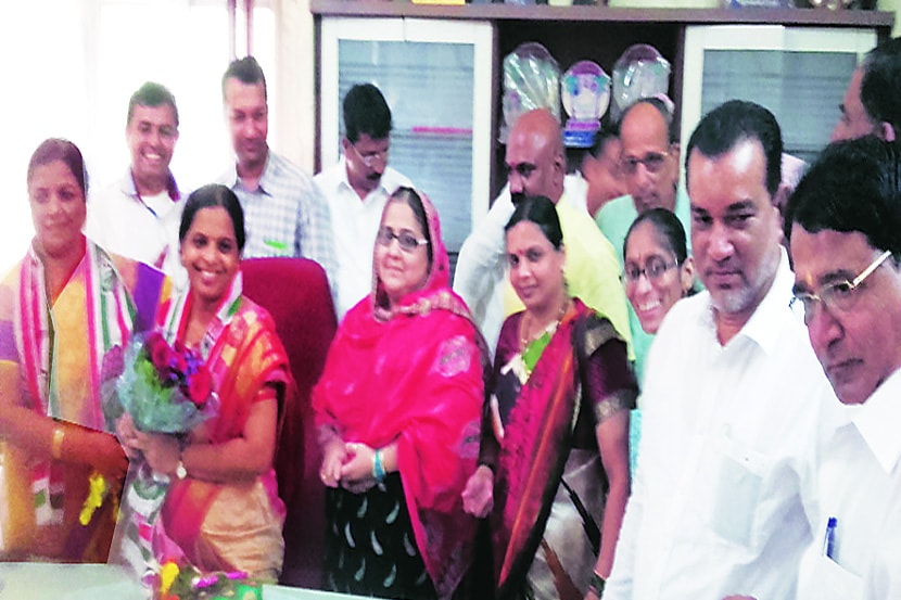 गराध्यक्ष निवडणुकीवरून पालिकेचे राजकीय वातावरण चांगलेच ढवळून निघाले होते. गराध्यक्ष निवडणुकीवरून पालिकेचे राजकीय वातावरण चांगलेच ढवळून निघाले होते.