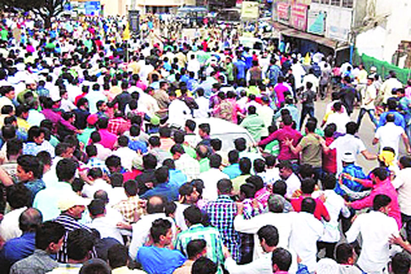 मडिकेरी येथे निदर्शक मंगळवारी एकमेकांना भिडले.