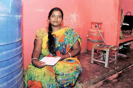 शासकीय उच्च प्राथमिक शाळेत राधाम्मा ही ‘आदि कर्नाटक’ या दलित जातीची महिला मुख्य स्वयंपाकी म्हणून काम करते.