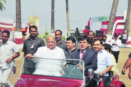 राष्ट्रवादी काँग्रेसचे अध्यक्ष शरद पवार यांच्याशी भाजपची वाढती जवळीक हा नेहमीच चर्चेचा विषय ठरला आहे. आधी पंतप्रधान नरेंद्र मोदी व नंतर केंद्रीय अर्थमंत्री अरुण जेटली यांनी पवारांचा बालेकिल्ला असलेल्या बारामतीत पायधूळ झाडली होती. आता मुख्यमंत्री देवेंद्र फडणवीस यांनीही शुक्रवारी कृषिप्रदर्शनाच्या निमित्ताने बारामतीचा दौरा केला. यावेळी खुद्द पवार यांनीच मुख्यमंत्री व महसूलमंत्री एकनाथ खडसे यांना कृषिप्रदर्शनाची सैर घडवून आणली. राष्ट्रवादी काँग्रेसचे अध्यक्ष शरद पवार यांच्याशी भाजपची वाढती जवळीक हा नेहमीच चर्चेचा विषय ठरला आहे. आधी पंतप्रधान नरेंद्र मोदी व नंतर केंद्रीय अर्थमंत्री अरुण जेटली यांनी पवारांचा बालेकिल्ला असलेल्या बारामतीत पायधूळ झाडली होती. आता मुख्यमंत्री देवेंद्र फडणवीस यांनीही शुक्रवारी कृषिप्रदर्शनाच्या निमित्ताने बारामतीचा दौरा केला. यावेळी खुद्द पवार यांनीच मुख्यमंत्री व महसूलमंत्री एकनाथ खडसे यांना कृषिप्रदर्शनाची सैर घडवून आणली.