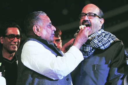 वाढदिवसाला मुलायमसिंह व अमरसिंह यांनी एकमेकांना केक भरवला. वाढदिवसाला मुलायमसिंह व अमरसिंह यांनी एकमेकांना केक भरवला.