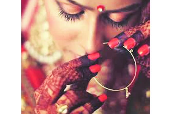  काही ठिकाणी नाक टोचण्यासाठी ‘गन शॉट’सारख्या हानीकारक पद्धतीचा वापर केला जातो. हा मार्ग फारसा सुरक्षित नसल्याने तरुणींना नाक टोचायचेच असेल तर त्यासाठी पारंपरिक पद्धतच अवलंबवावी, असे या क्षेत्रातील व्यावसायिकांचे म्हणणे आहे.