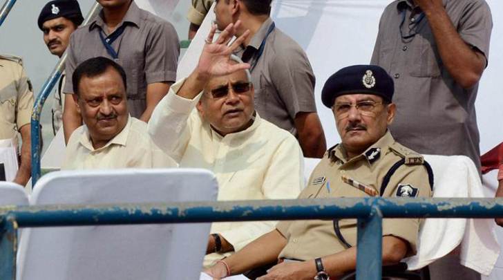 नितीश कुमार यांनी बुधवारी नरेंद्र मोदींना दुरध्वनीवरून संपर्क करून त्यांना शपथविधी सोहळ्याचे निमंत्रण दिले.