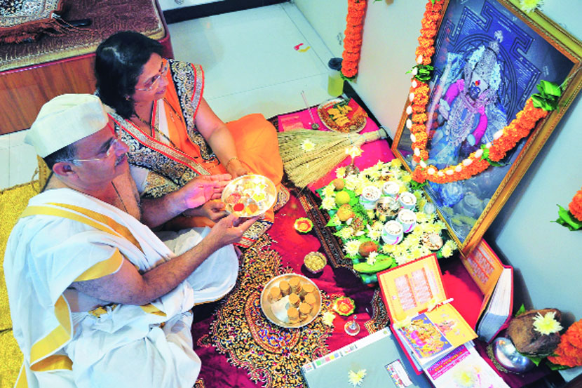 लक्ष्मीपूजनच्या दिवशी घरोघरी विधीवत पूजन करण्यात आले. लक्ष्मीपूजनच्या दिवशी घरोघरी विधीवत पूजन करण्यात आले.