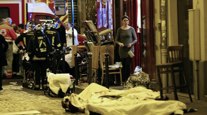 पॅरिसमध्ये एकूण सात ठिकाणी साखळी बॉम्बस्फोट झाले आहेत. 