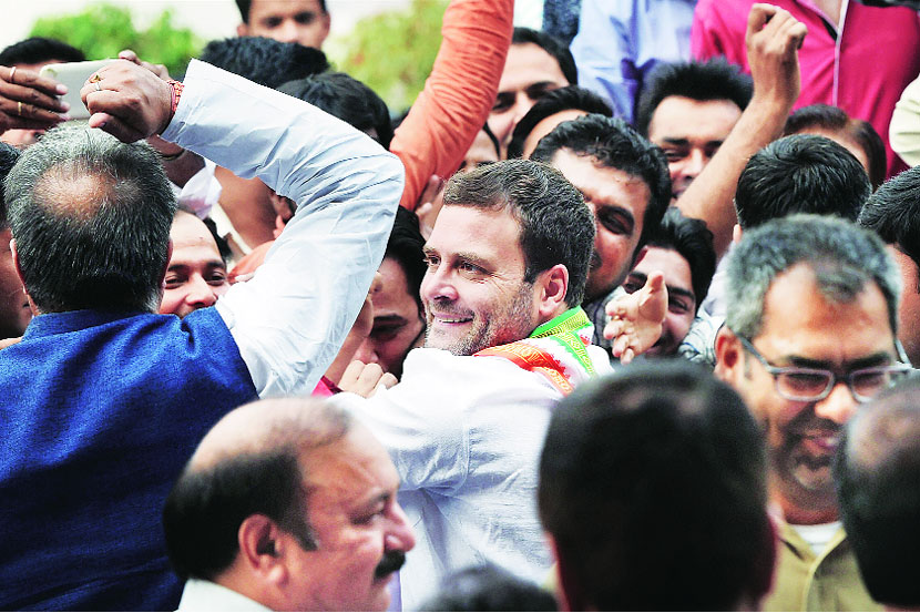 बिहारमधील निकालांमध्ये महाआघाडीची सरशी झाल्यावर रविवारी काँग्रेस उपाध्यक्ष राहुल गांधी यांनी नवी दिल्लीत पक्षाच्या मुख्यालयात जल्लोष केला.
