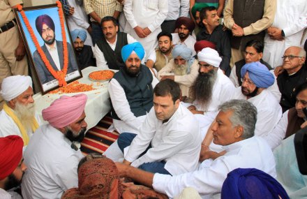 धर्मग्रंथाच्या विटंबनेच्या घटनांचा विरोध करताना मारल्या गेलेल्या युवकांच्या कुटुंबांना राहुल गांधी  भेटले