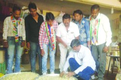 बनावट मिठाई विक्री ; मनसेचा अधिकाऱ्यांसह दुकानांवर छापा
