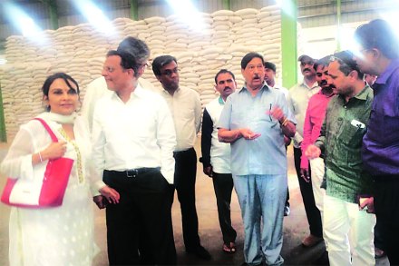 साठा करणाऱ्या कंपनीला अन्न व नागरी पुरवठा मंत्री गिरीश बापट यांनी मंगळवारी गुपचूप भेट दिल्याचे स्पष्ट झाले आहे. साठा करणाऱ्या कंपनीला अन्न व नागरी पुरवठा मंत्री गिरीश बापट यांनी मंगळवारी गुपचूप भेट दिल्याचे स्पष्ट झाले आहे.