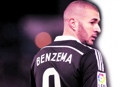 फ्रान्सचा फुटबॉलपटू करीम बेन्झेमाला राष्ट्रीय संघातून डच्चू देण्यात आला आहे.  फ्रान्सचा फुटबॉलपटू करीम बेन्झेमाला राष्ट्रीय संघातून डच्चू देण्यात आला आहे.