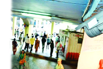 ठाणे शहरातील वाहतूक व्यवस्था सुरळीत राहावी आणि शहरातील हालचालींवर बारीक नजर राहावी या उद्देशातून महापालिकेने शहरात सी सी टीव्ही कॅमेऱ्यांचे जाळे विणण्याचा निर्णय घेतला आहे.