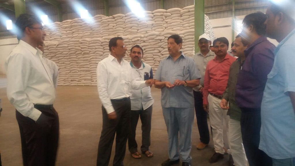 धाड टाकलेल्या कंपनीला भेट दिल्याने गिरीष बापट अडचणीत येण्याची शक्यता धाड टाकलेल्या कंपनीला भेट दिल्याने गिरीष बापट अडचणीत येण्याची शक्यता
