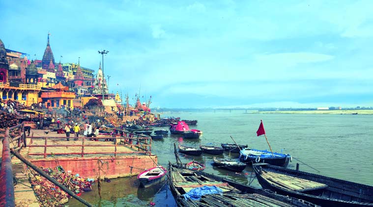 काशी विश्वनाथ मंदिरात दर्शनासाठी येणाऱया महिलांना साडी अनिवार्य.